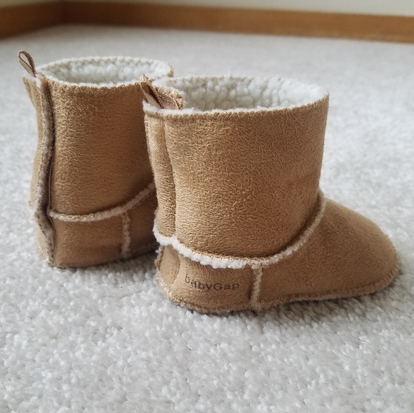 NWOT Gap Shearling Booties 3-6 Months - Picture 2 of 6
